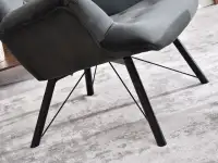 Pikowany fotel DALTON SZARY Z WELURU na czarnej nodze - metalowa podstawa