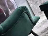 Pikowany fotel DALTON ZIELONY Z WELURU na czarnej nodze - praktyczny podłokietnik