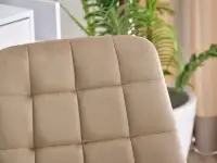 Krzesło biurowe tapicerowane ELIOR BEŻOWE NA NODZE CHROM - charakterystyczne detale