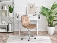 Krzesło biurowe tapicerowane ELIOR BEŻOWE NA NODZE CHROM - w aranżacji z biurkiem BORAS