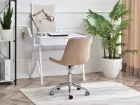 Krzesło biurowe tapicerowane ELIOR BEŻOWE NA NODZE CHROM - w aranżacji z biurkiem BORAS