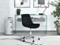 Krzesło obrotowe z pikowanym siedziskiem ELIOR czarny velvet - w aranżacji z konsolą OPAL
