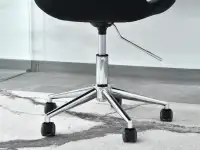Krzesło obrotowe z pikowanym siedziskiem ELIOR czarny velvet - mobilna podstawa