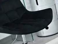 Krzesło obrotowe z pikowanym siedziskiem ELIOR czarny velvet - miękkie siedzisko