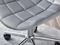 Fotel biurowy ELIOR SZARY NA CHROMOWANEJ NODZE z kółkami - miękkie siedzisko