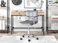 Obracany fotel na kółkach ELIS SZARY welurowy do biura - w aranżacji z biurkiem KALAN oraz regałami OTTO