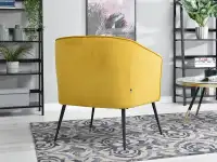 Designerski fotel ESTEL ŻÓŁTY na czarnych nóżkach - tył w aranżacji ze stolikiem CHENTI