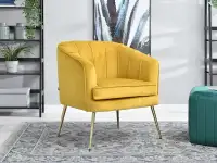 Stylowy fotel ESTEL ŻÓŁTY glamour na złotych nogach - w aranżacji z pufą HADY