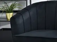 Fotel z miękkim siedziskiem ESTEL CZARNY WELUR GLAMOUR - charakterystyczne detale