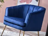 Fotel ESTEL GRANATOWY glamour z weluru na złotych nogach - obszerne siedzisko