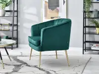 Elegancki fotel ESTEL ZIELONY glamour na złotych nogach w aranżacji ze stolikiem CHENTI XL