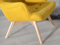 Fotel w nowczesnym stylu do salonu FLORI żółty - buk - detal nogi