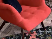 Fotel wypoczynkowy FLORI ŻURAWINA NA NOGACH ORZECH - pikowanie w siedzisku
