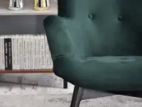 Fotel FLORI ZIELONY z pikowanego weluru na czarnej nodze - stylowa tkanina
