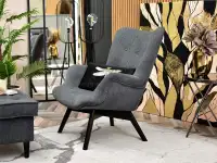 Fotel uszak tapicerowany FLORI GRAFITOWY CZARNE NOGI - w aranżacji z pufą MALMO