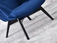 Fotel FLORI GRANAT uszak z pikowanego weluru na czarnej nodze - stabilna drewniana podstawa