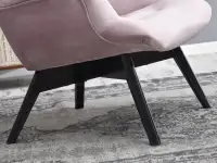 Fotel FLORI PUDROWY z pikowanego weluru na czarnej nodze - stabilna podstawa