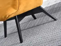 Fotel FLORI MIODOWY z pikowanego weluru na czarnej nodze - stabilna podstawa