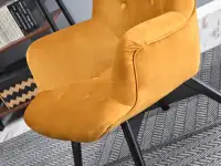 Fotel FLORI MIODOWY z pikowanego weluru na czarnej nodze - stylowe siedzisko