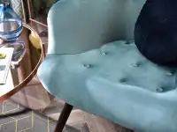 Welurowy fotel uszak FLORI MORSKI NA NOGACH ORZECH - wygodne siedzisko