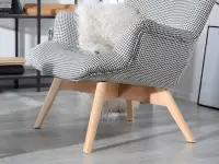 Designerski fotel w stylu angielskim FLORI pepitka-buk - drewniana podstawa