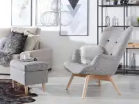 Designerski fotel w stylu angielskim FLORI pepitka-buk - w aranżacji z pufą / podnóżkiem MALMO
