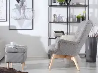 Designerski fotel w stylu angielskim FLORI pepitka-buk - w aranżacji z pufą / podnóżkiem MALMO