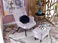Fotel do salonu FLORI PUDROWY MELANŻ NA CZARNYCH NOGACH - w aranżacji z pufą MALMO oraz stolikiem AMIN S