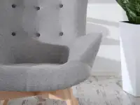Skandynawski fotel uszak na drewnianych nogach FLORI szary - pikowanie w oparciu