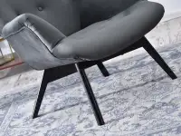 Fotel FLORI SZARY z pikowanego weluru na czarnej nodze - drewniana podstawa