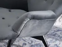 Fotel FLORI SZARY z pikowanego weluru na czarnej nodze - stylowe podłokietniki