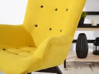 Stylowy fotel uszak na drewnianej podstawieFLORI - jakość tkaniny