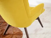 Stylowy fotel uszak na drewnianej podstawieFLORI - orzechowa podstawa