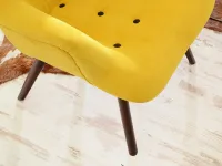 Stylowy fotel uszak na drewnianej podstawieFLORI - detale