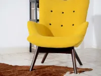 Stylowy fotel uszak na drewnianej podstawieFLORI - charaktersytyczne detale