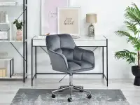 Welurowe krzesło biurowe ISLA GRAFIT - CHROM PODSTAWA - w aranżacji z biurkiem UNIF i regałem HARPER