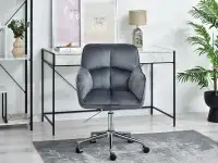 Welurowe krzesło biurowe ISLA GRAFIT - CHROM PODSTAWA - w aranżacji z biurkiem UNIF i regałem HARPER