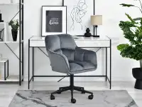 Pikowane krzesło obrotowe ISLA GRAFITOWE NA CZARNEJ NODZE - w aranżacji z biurkiem UNIF