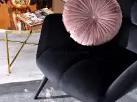 Fotel pikowany KIKORI CZARNY tapicerowany z weluru - pikowane siedzisko