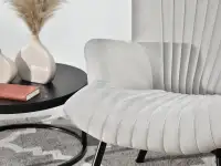 Aksamitny fotel do salonu LANZA JASNOSZARY - NOGI CZARNY METAL - miękkie siedzisko