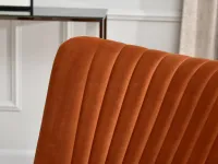 Modny fotel z weluru LANZA MIEDZIANY NA CZARNYCH NOGACH - charakterystyczne detale