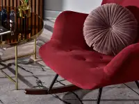 Aksamitny bujany fotel LUREN BORDOWY PŁOZY ORZECH - nowoczesna forma