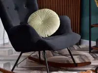 Fotel bujak z weluru LAUREN CZARNY NA PŁOZACH ORZECH - komfortowe siedzisko