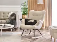 Fotel bujany LAUREN PIASKOWY NA PŁOZACH BUK - w aranżacji z kanapą MOLLY i stolikami LAVIN