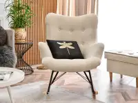 Fotel bujany LAUREN PIASKOWY NA PŁOZACH BUK - w aranżacji z kanapą MOLLY i stolikami LAVIN