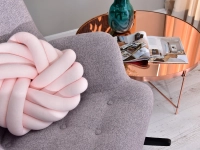 Fotel bujany LAUREN PUDROWY MELANŻ NA CZARNYCH PŁOZACH - charakterystyczne detale