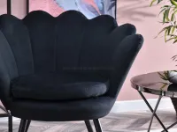 Fotel LAZAR Z CZARNEGO WELURU na czarnych nogach - charakterystyczne detale