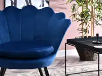 Fotel w kształcie muszelki LAZAR GRANAT + CZARNA NOGA - charakterystyczne detale