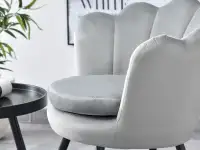 Fotel z weluru LAZAR SZARY na czarnych nogach do salonu - charakterystyczne detale