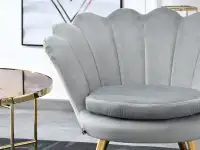Fotel muszelka LAZAR SZARY z weluru na złotych nogach - pionowe przeszycia